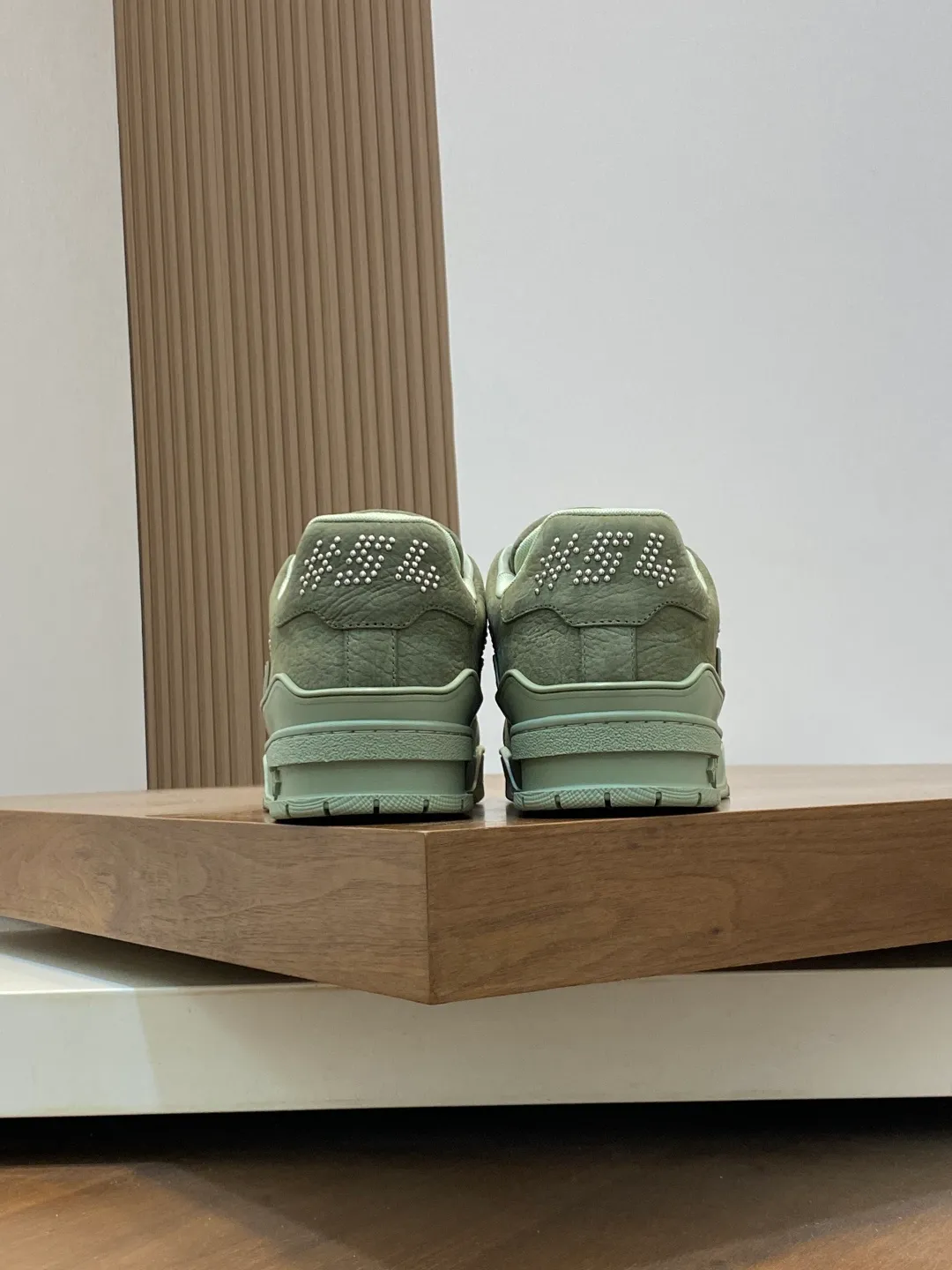 Men's men's shoes 💰820 Lujia New Color Men's 🧍‍♂️trainer sneakers, this LV Trainer sneaker is made of soft grained calfskin, showing pure tones, the #54 logo on the back traces the brand's birth in 1854, the designer's handwritten brand logo embellishes one side, designed by Virgil Abloh himself, a very commemorative sneaker, the new LV Louis Vuitton louis vuitton trainer sneaker low casual sports culture versatile basketball sneakers Size: 35-46 (customized for women 40, men 46)